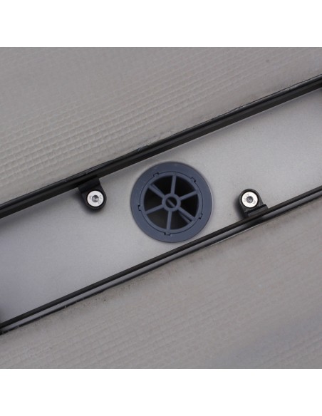 Zeitloses Bad Mit Großformatigen Fliesen In Verwaschenem Grau Mit Integriertem Ablauf In Silber