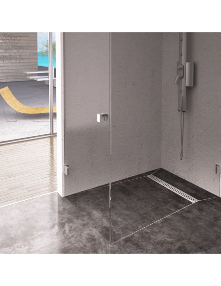 Luxuriöses Bad Im Schwarz Und Weiß Mit Begehbarer Dusche Mittig Im Raum, Mit Moderner Armaturen In Silber