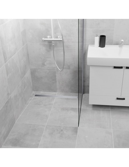 Nischendusche Mit Deckenbeleuchung Auf Hellem Boden Und Wänden Aus Mikrozement, Mit Elementen In Schwarz