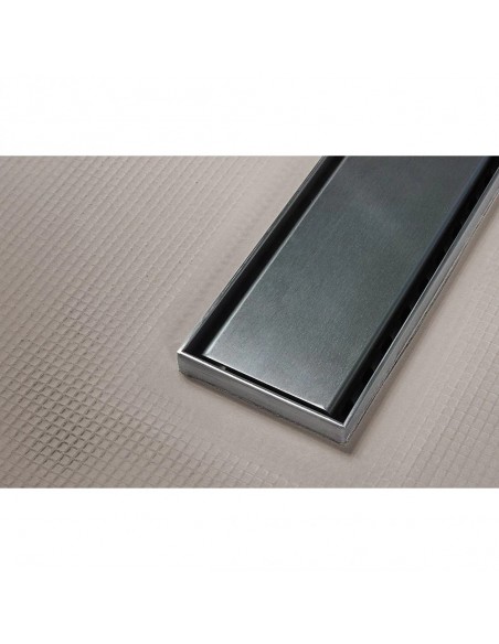 Luxuriöses Bad Im Schwarz Und Weiß Mit Begehbarer Dusche Mittig Im Raum, Mit Moderner Armaturen In Silber