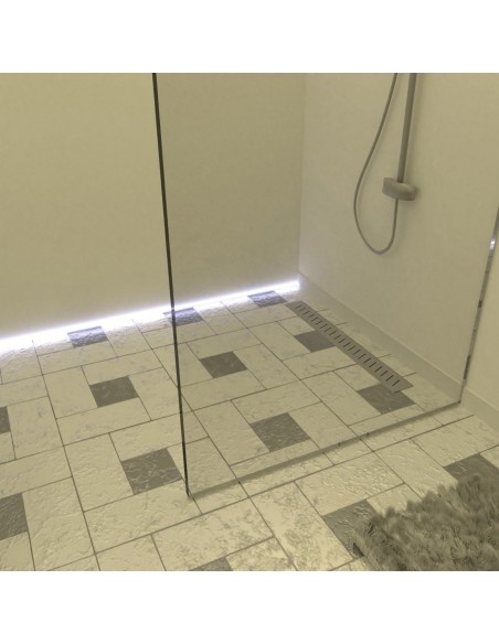 Helles Badezimmer Mit Offener Dusche Auf Großformatigen Fliesen In Marmor - Optik Und Accessoires In Silber