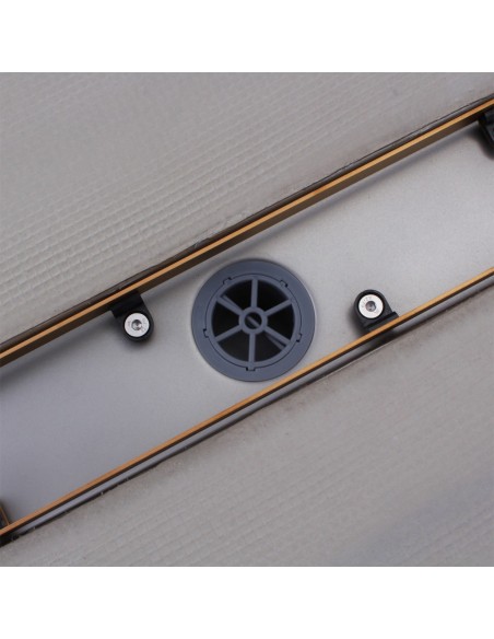 Kompaktes Badkonzept Mit Duschbad - Kombination Auf Beigem Vinylboden, Kombiniert Mit Hellen Wandfliesen