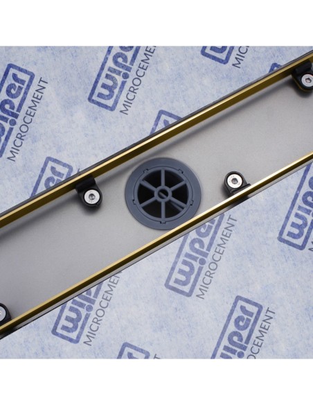 Nischendusche Mit Deckenbeleuchung Auf Hellem Boden Und Wänden Aus Mikrozement, Mit Elementen In Messing - Optik