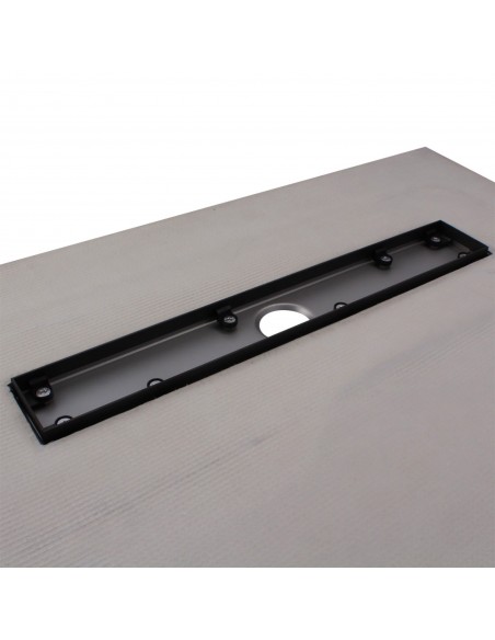 Dunkles Bad Auf Mikrozementboden Mit Freistehender Wanne Und Offenem Dusche, Abgegrenzt Mit Einer Glaswand