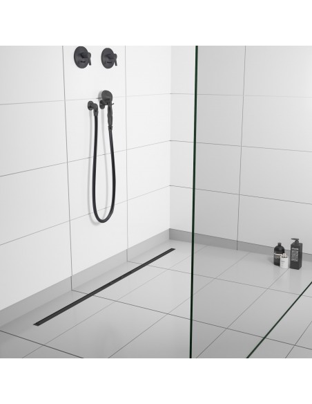 Dunkles Bad Auf Mikrozementboden Mit Freistehender Wanne Und Offenem Dusche, Abgegrenzt Mit Einer Glaswand