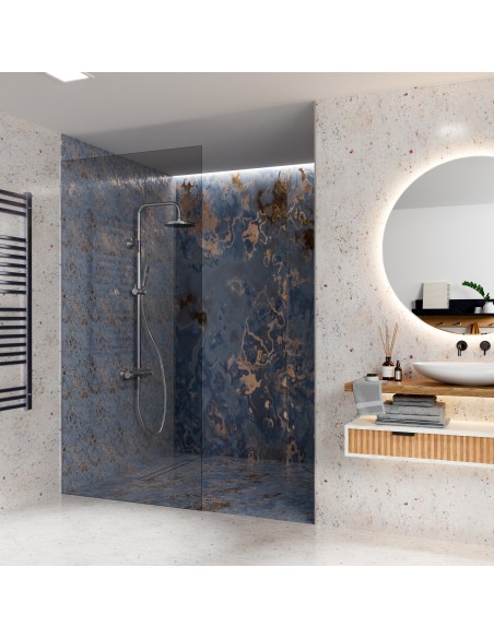 Offene Walk - In Dusche, Umgeben Von Hellem Mikrozementboden Und - Wänden, Kombiniert Mit Armaturen In Schwarz