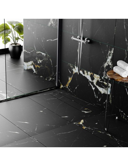 Helles Badezimmer Mit Offener Dusche Auf Großformatigen Fliesen In Marmor - Optik Und Accessoires In Messing - Optik