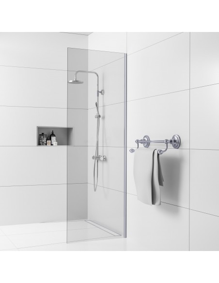 Luxuriöses Bad Im Schwarz Und Weiß Mit Begehbarer Dusche Mittig Im Raum, Mit Moderner Armaturen In Messing - Optik