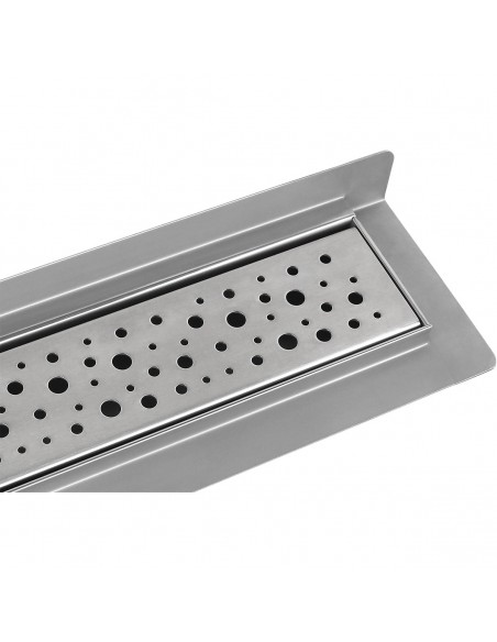 Zeitloses Bad Mit Großformatigen Fliesen In Verwaschenem Grau Mit Integriertem Ablauf In Gold