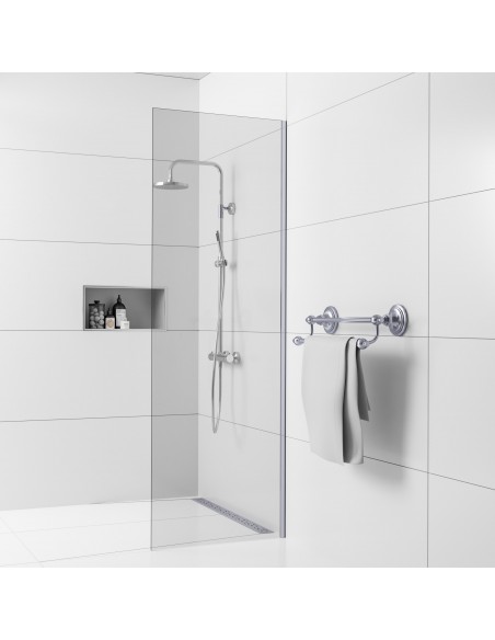 Luxuriöses Bad Im Schwarz Und Weiß Mit Begehbarer Dusche Mittig Im Raum, Mit Moderner Armaturen In Gold