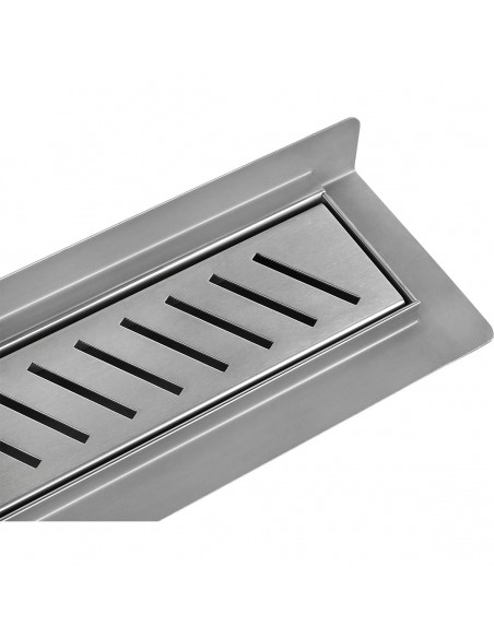 Nischendusche Mit Deckenbeleuchung Auf Hellem Boden Und Wänden Aus Mikrozement, Mit Elementen In Silber