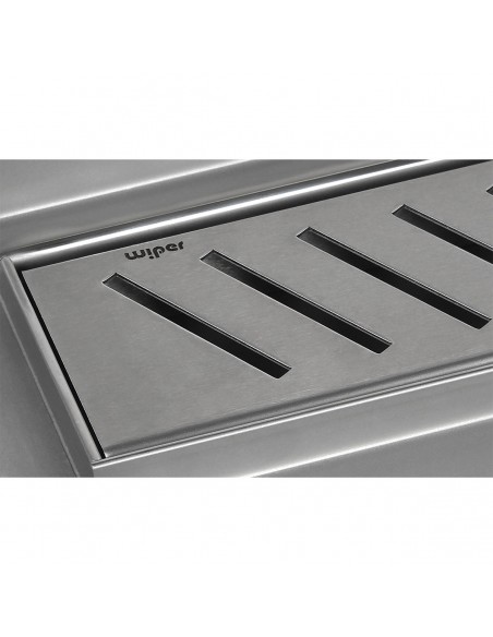 Modernes Duschkonzept Mit Hellem Mikrozementboden, Kombiniert Einer Badeinrichtung In Silber