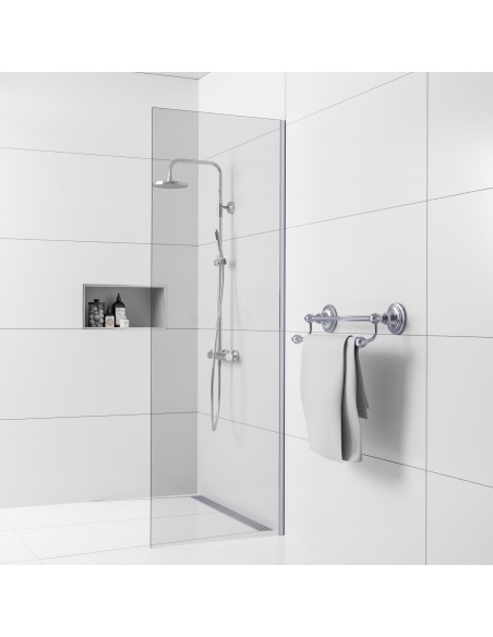 Nischendusche Mit Deckenbeleuchung Auf Hellem Boden Und Wänden Aus Mikrozement, Mit Elementen In Silber