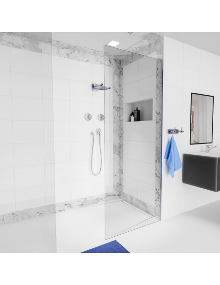 Nischendusche Mit Deckenbeleuchung Auf Hellem Boden Und Wänden Aus Mikrozement, Mit Elementen In Silber